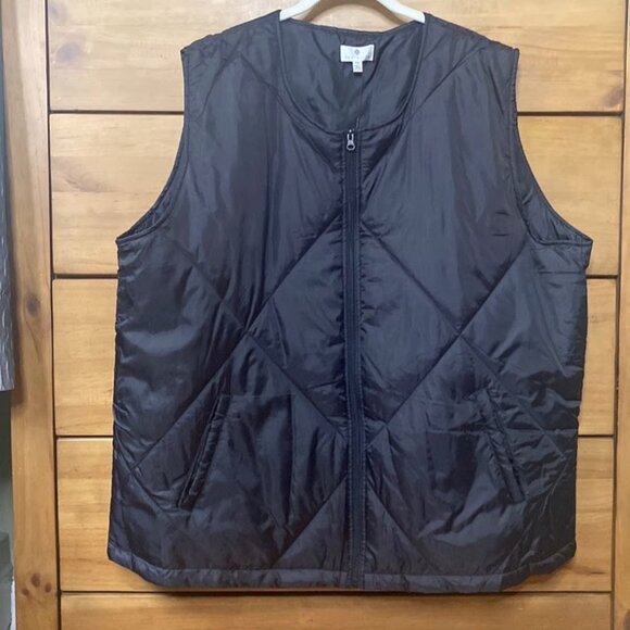 Socialite Jackets & Blazers - NWT! Socialite Black Sleeveless Quilted Vest | Plus